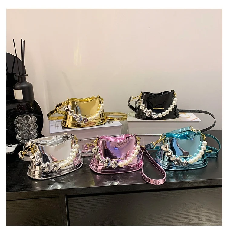 Bolsa feminina tipo balde transversal com corrente de pérolas, combina com tudo, alta sofisticação e estilo para qualquer ocasião. — foto 3