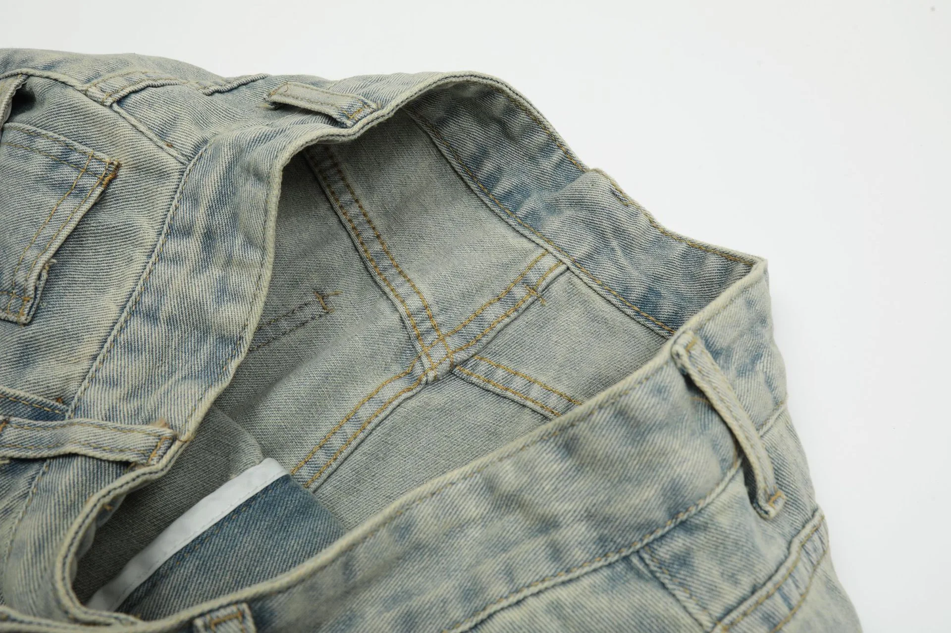 Yıkanmış ve keskinleştirilmiş, yırtık delikli denim şort. Yaz için rahat ve havalı bir görünüm. Günlük kullanım için ideal. — Fotoğraf 2