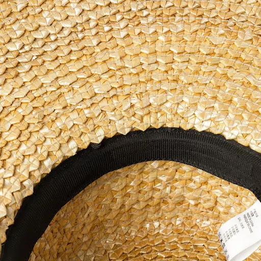 Title 6, Gorro de paja trenzada con patrón ondulado. Som...