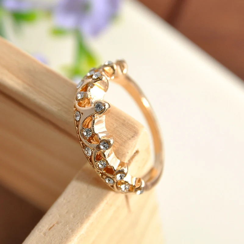 Anel coroa vazado com diamantes flash esculpidos, adicionando brilho e elegância ao seu visual. Um toque real e sofisticado. — foto 2