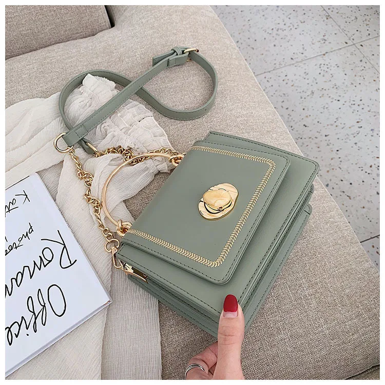 Bolsa mensageiro com textura de corrente para ombro. Leve seus pertences com elegância e praticidade. Design moderno e ideal para o dia a dia. — foto 2