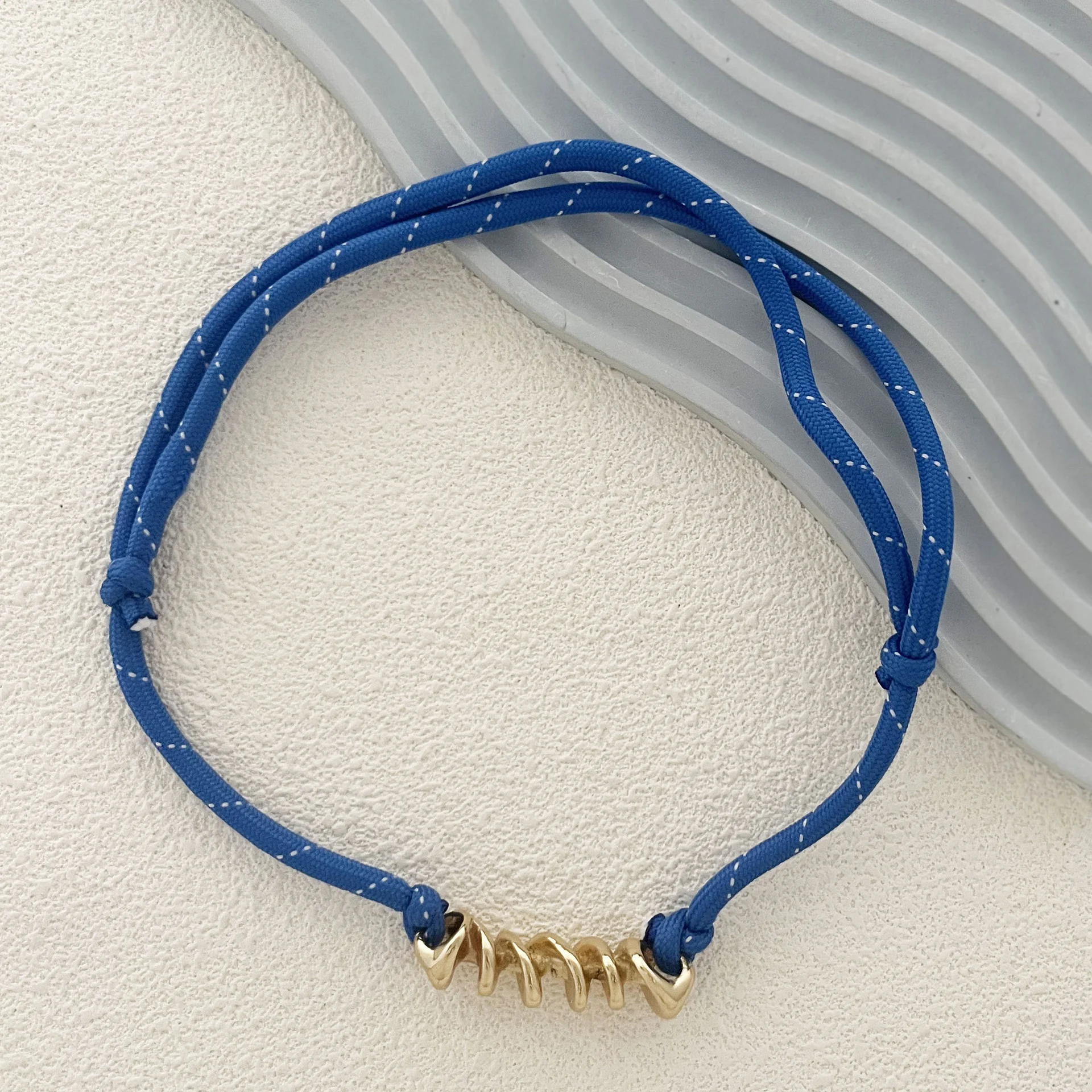 Colar feminino moderno, simples e estiloso com corda trançada multicolorida. O acessório perfeito para adicionar charme ao seu visual. — foto 10