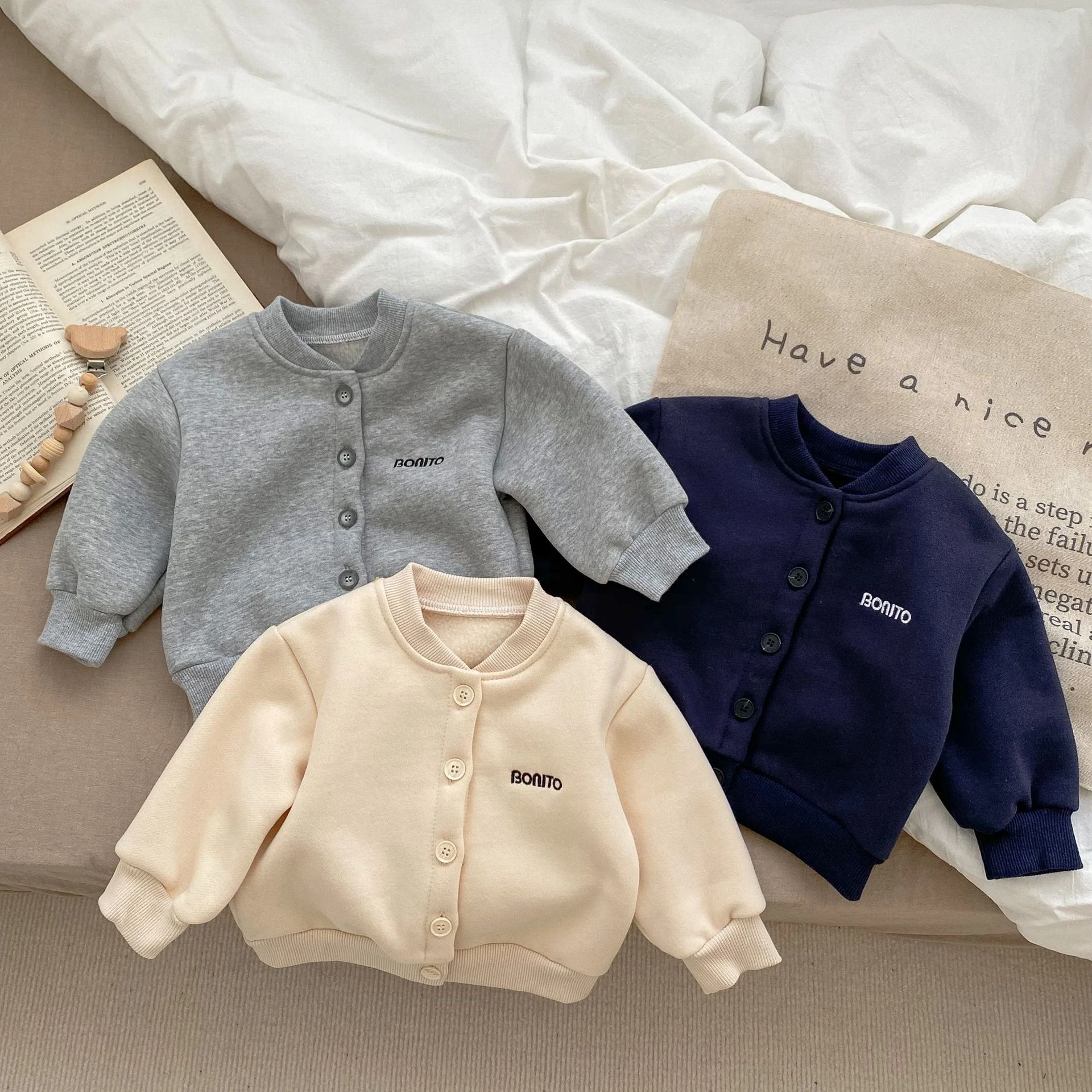 Cardigan per bambini con fodera in pile, ricamo con lettere, cappotto con design sul petto, caldo ed elegante per i più piccoli. — foto 5