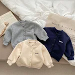 Cardigan per bambini con fodera in pile, ricamo con lettere, cappotto con design sul petto, caldo ed elegante per i più piccoli. — foto 5