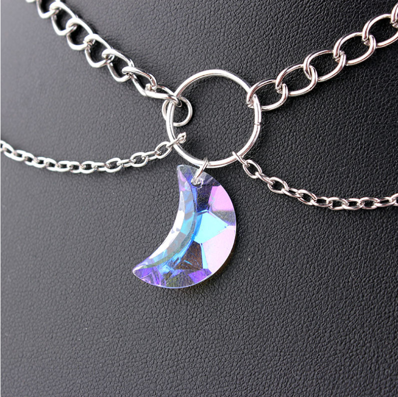 Colar de cristal com pingente de lua para clavícula. Um acessório delicado e celestial para realçar o seu visual com brilho sutil e elegância. — foto 7