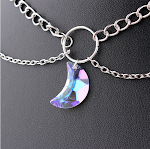 Colar de cristal com pingente de lua para clavícula. Um acessório delicado e celestial para realçar o seu visual com brilho sutil e elegância. — foto 7