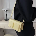 Bolsa pequena feminina design único chocolate. Leve seus itens essenciais com elegância e estilo. Um acessório perfeito para mulheres modernas. — foto 1