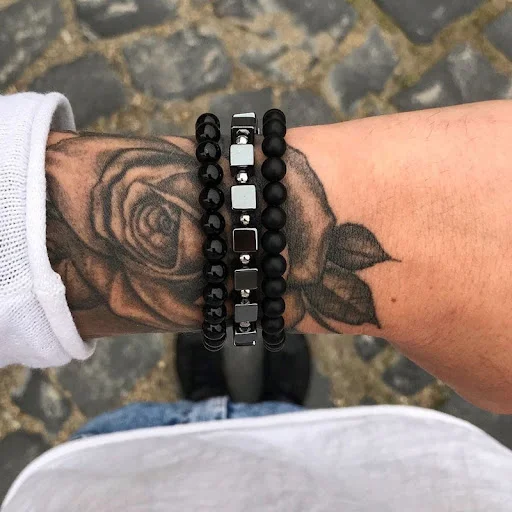 Title 1, Pulseira de traje de cabeça de leão