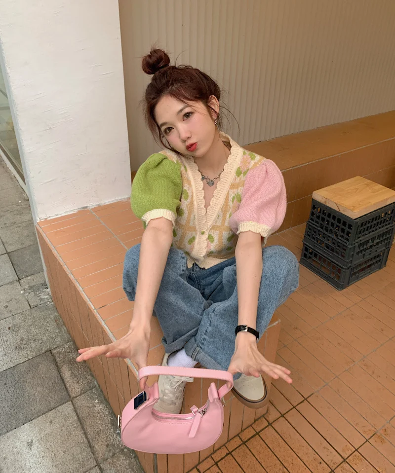 Cardigã feminino de seda gelada com decote em V e manga curta, estilo chique de nicho, leve e perfeito para o dia a dia. — foto 9