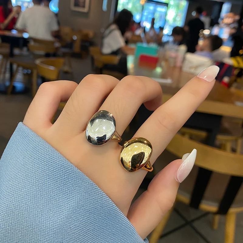 Anel feminino fashion com superfície brilhante e design simples que combina com tudo. O acessório perfeito para adicionar um toque de brilho ao seu visual. — foto 2