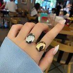 Anel feminino fashion com superfície brilhante e design simples que combina com tudo. O acessório perfeito para adicionar um toque de brilho ao seu visual. — foto 2