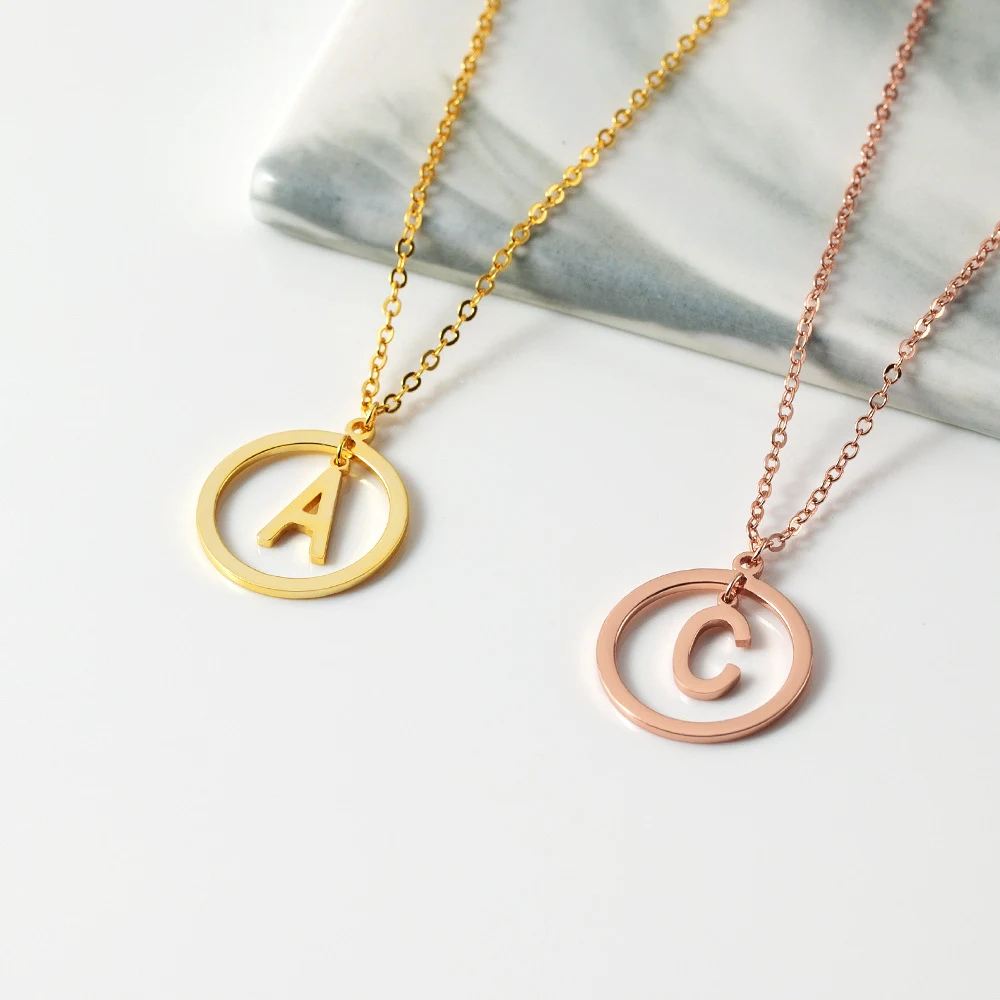 Colar de Letra Versátil em Cobre para Moda, um acessório charmoso e personalizável que complementa qualquer visual casual ou sofisticado. — foto 8