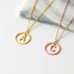 Colar de Letra Versátil em Cobre para Moda, um acessório charmoso e personalizável que complementa qualquer visual casual ou sofisticado. — foto 8