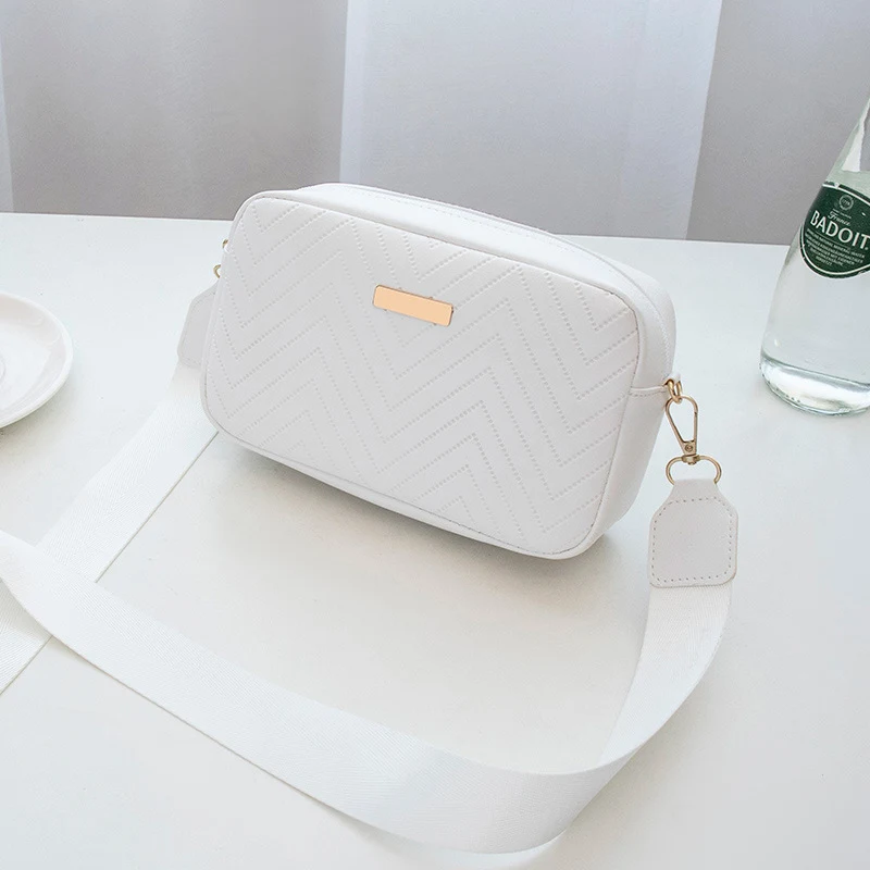 Bolsa de ombro casual feminina com padrão de ondas. Perfeita para um visual moderno e despojado, ideal para uso diário com estilo e praticidade. — foto 7