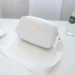 Bolsa de ombro casual feminina com padrão de ondas. Perfeita para um visual moderno e despojado, ideal para uso diário com estilo e praticidade. — foto 7