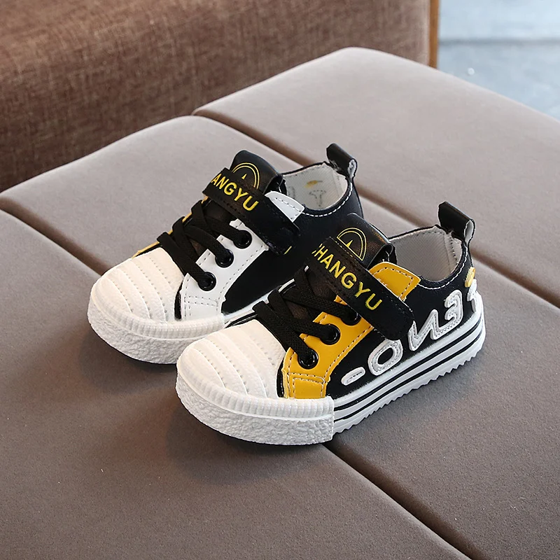 Sapatos brancos versáteis para todas as estações. Conforto e estilo em um só calçado. Novos sapatos, perfeitos para você. — foto 4