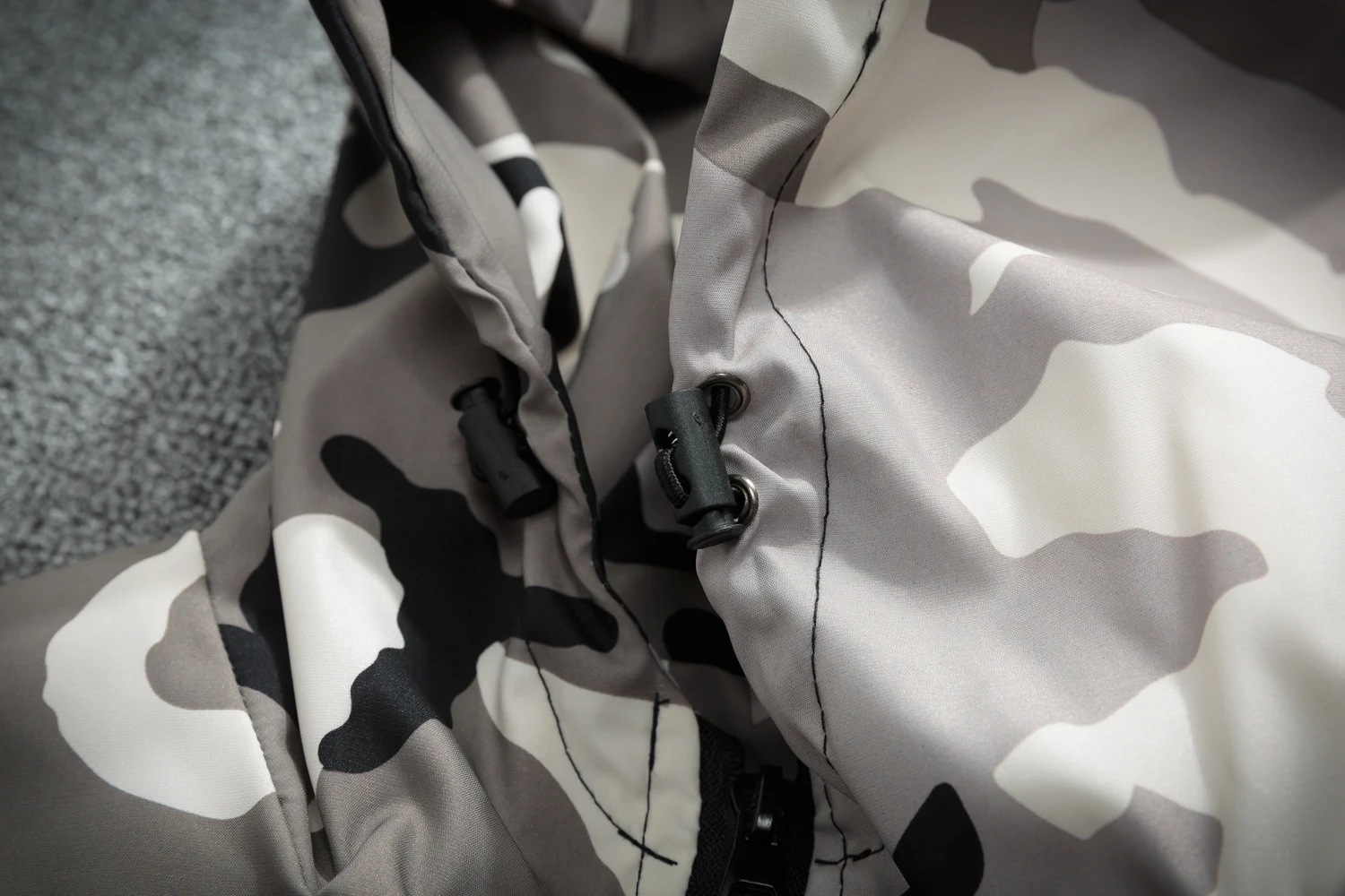Camouflage trench coat for students with a hood and wind protection, perfect for unpredictable weather, stylish and comf — photo 6