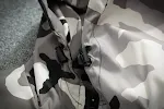 Camouflage trench coat for students with a hood and wind protection, perfect for unpredictable weather, stylish and comf — photo 6