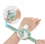 Ventilador de relógio de pulso portátil Mini Desenho Animado Refresque-se com este ventilador de pulso fofo e leve, perfeito para crianças e adultos. — foto 5