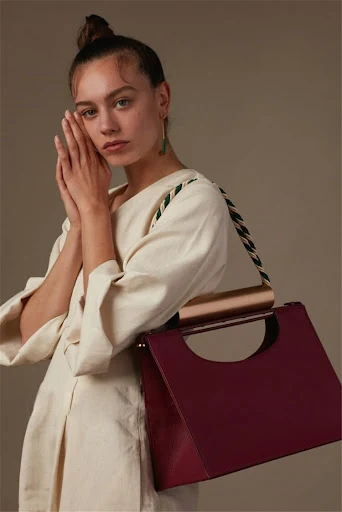 Title 5, Bolsa de ombro com pulseira de metal