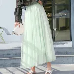 Saia feminina de moda cintura alta, justa e evasê com modelagem rodada, para um visual elegante e moderno, valorizando a silhueta. — foto 6