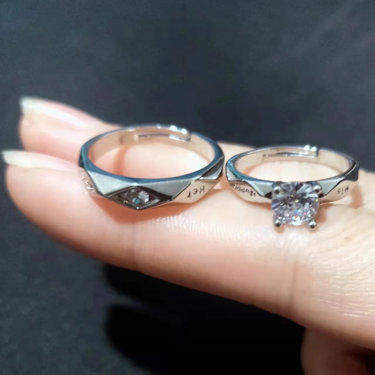 Anéis de casal boca aberta banhados a ouro branco para homens e mulheres, amor e união. — foto 8