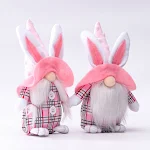 Enfeites de boneca anã elfa coelho xadrez com orelhas rosas. Decore sua casa com esses adoráveis bonecos ou presenteie alguém especial. — foto 3