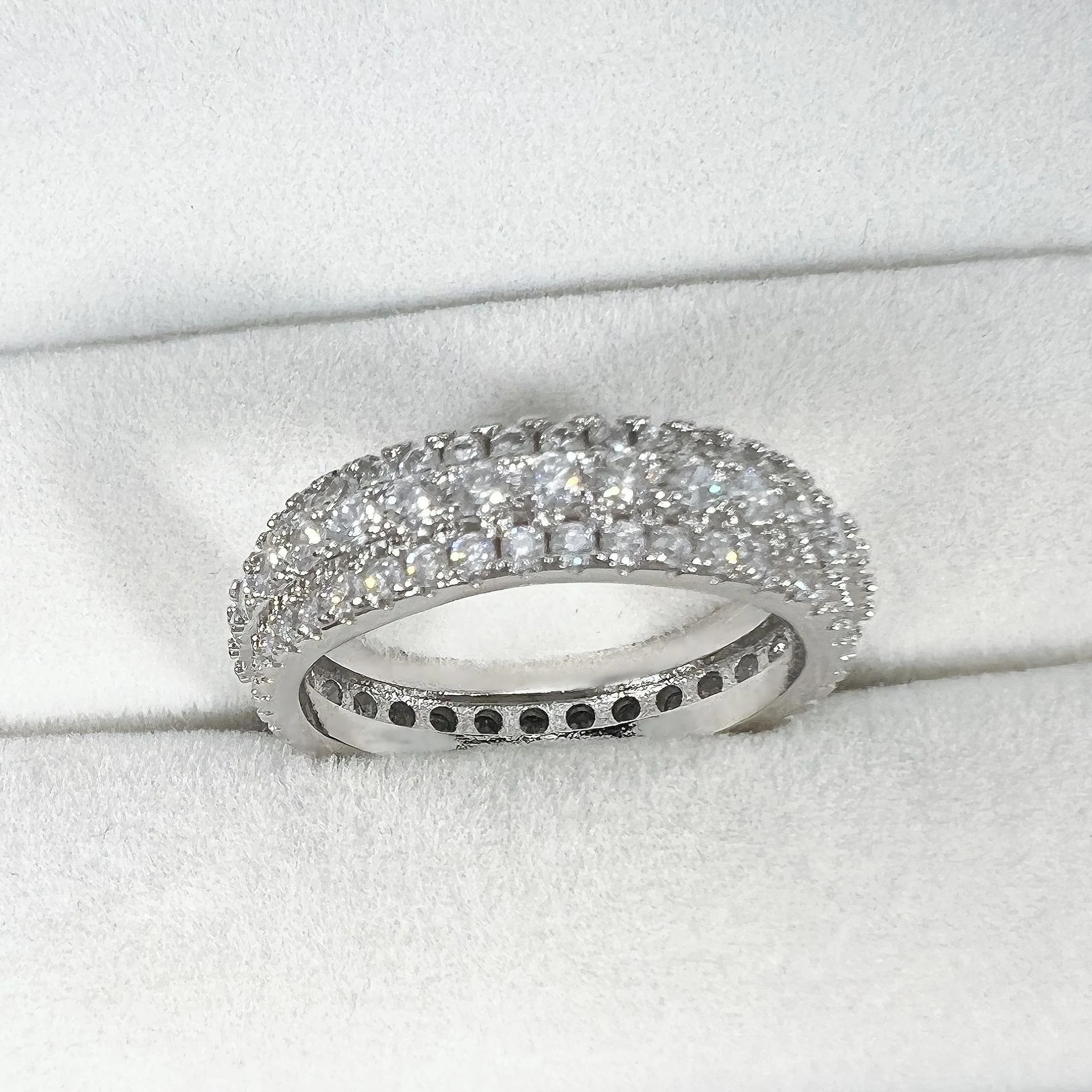 Anel de zircônia micro cravejado com diamante completo de três fileiras premium. Exale sofisticação, brilho e elegância em qualquer ocasião. — foto 16