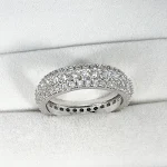 Anel de zircônia micro cravejado com diamante completo de três fileiras premium. Exale sofisticação, brilho e elegância em qualquer ocasião. — foto 16