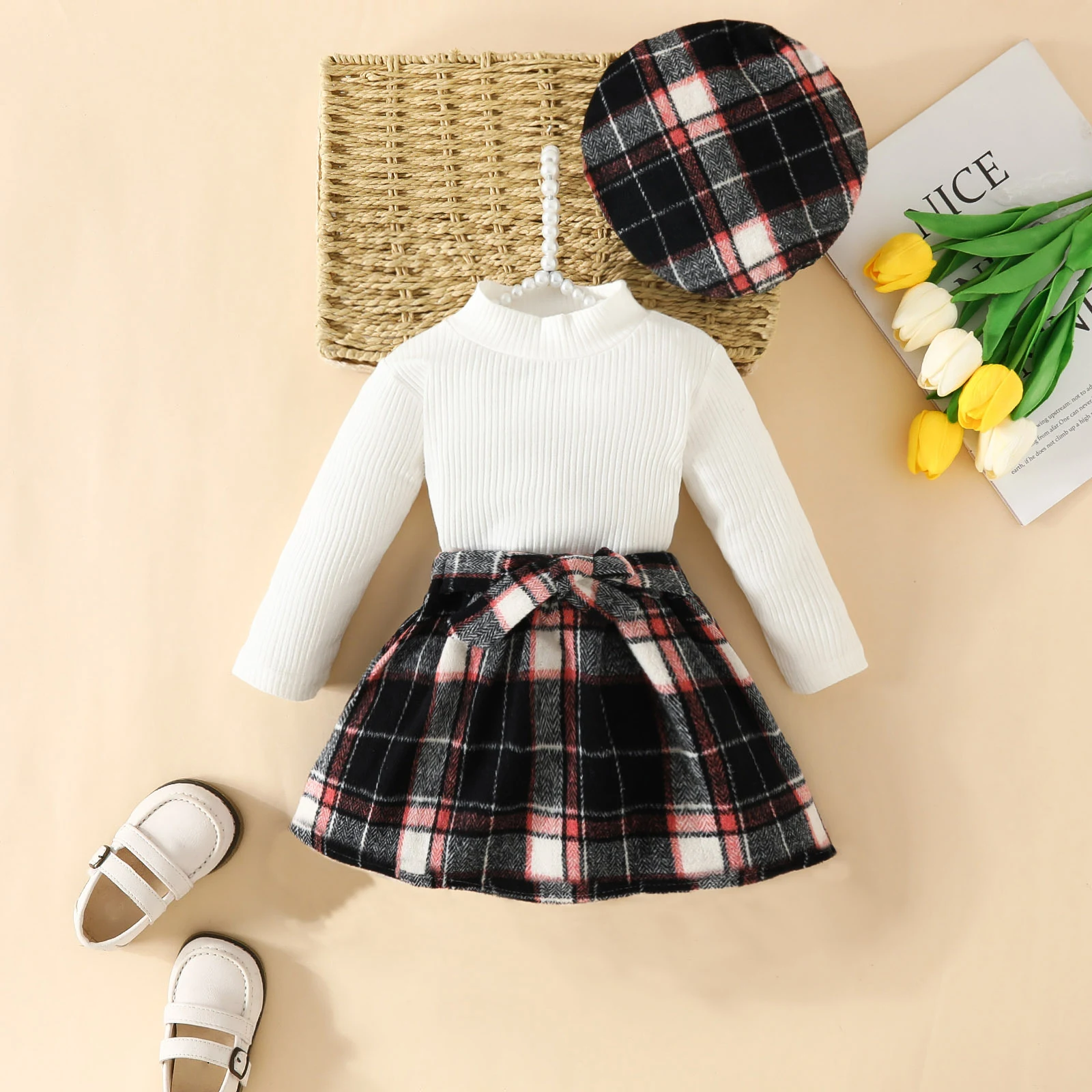 Dreiteiliges Set mit Rollkragenpullover, Tartan-Rock mit Kordelzug und Baskenmütze für einen stilvollen und warmen Look im Herbst und Winter. — foto 8