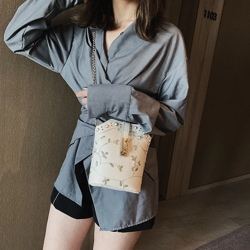 Title 4, Bolsa bucket com corrente e bordado de renda. S...