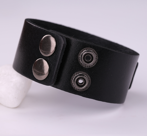 Title 3, Pulseiras de lobo adolescente