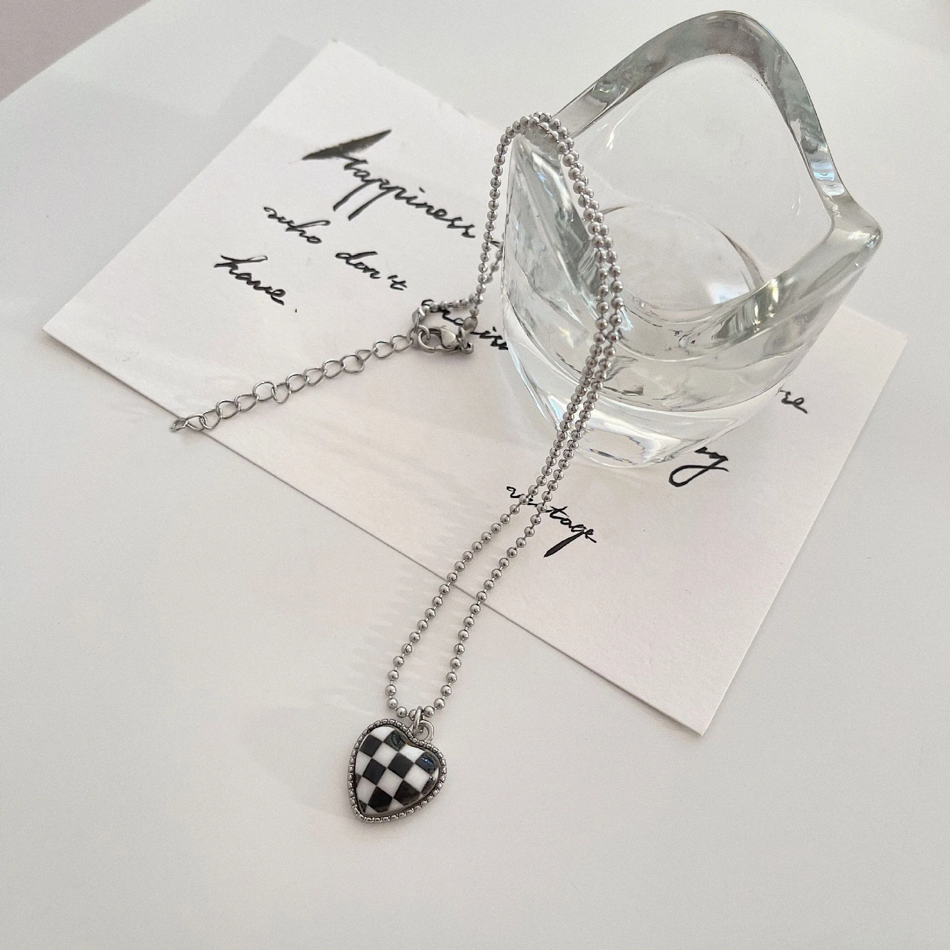 Colar com pingente de coração xadrez simples, um acessório elegante e fácil de usar para expressar amor e estilo, perfeito para qualquer ocasião. — foto 13