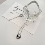 Colar com pingente de coração xadrez simples, um acessório elegante e fácil de usar para expressar amor e estilo, perfeito para qualquer ocasião. — foto 13