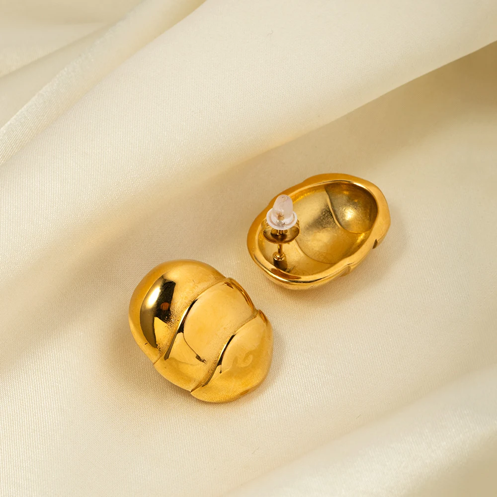 Brincos de ouro Willa, sofisticação atemporal. Brilho dourado perfeito para o dia a dia ou ocasiões especiais, adicione um toque de elegância. — foto 12