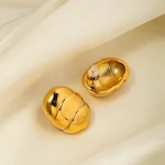 Brincos de ouro Willa, sofisticação atemporal. Brilho dourado perfeito para o dia a dia ou ocasiões especiais, adicione um toque de elegância. — foto 12
