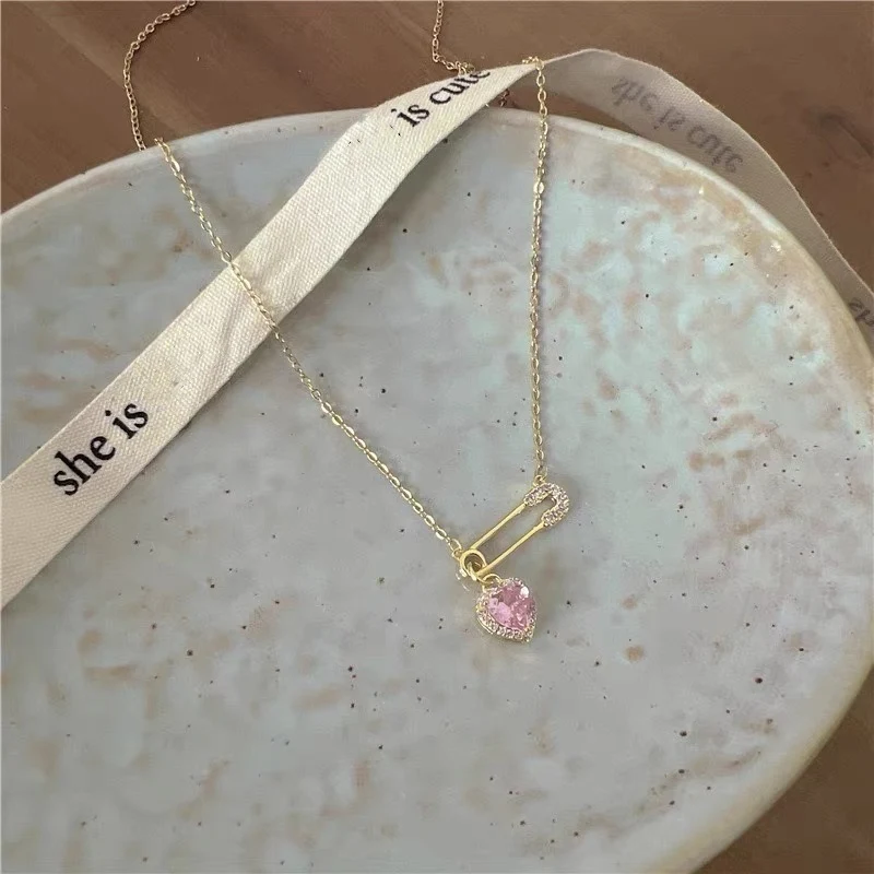 Colar com pingente de broche de coração doce e amoroso. Design avançado, luxo leve e especial para um toque sofisticado. — foto 8