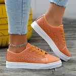 Sapatos baixos vazados com tiras, ideais para o verão. Conforto, estilo e frescor em cada passo, perfeitos para um visual leve e arejado. — foto 1