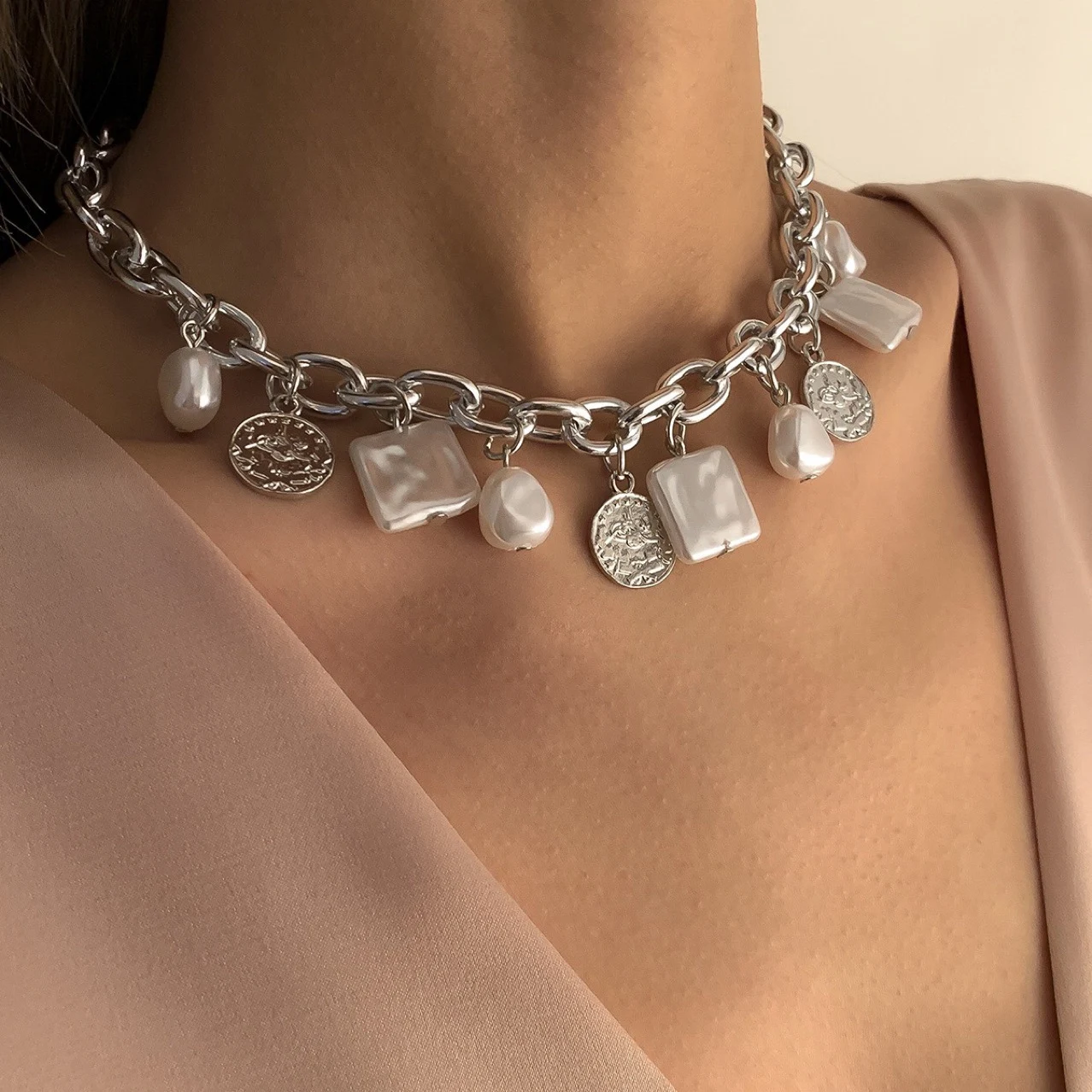 Colar feminino retrô com corrente de clavícula e pingente de moeda com pérolas de imitação e várias cruzes, elegante e estiloso. — foto 5