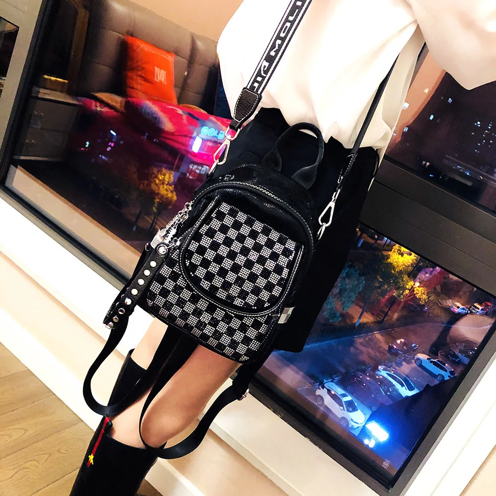 Bolsa pequena com estampa xadrez, toque quente e ideal para furar. Perfeita para carregar itens pequenos e oferecer estilo. — foto 5