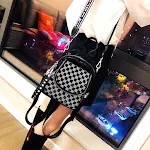 Bolsa pequena com estampa xadrez, toque quente e ideal para furar. Perfeita para carregar itens pequenos e oferecer estilo. — foto 5