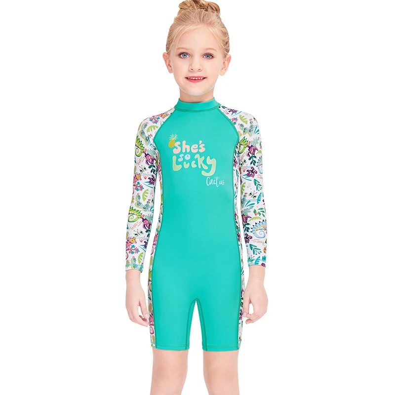Kinderbadpak meisjes baby eendelig lang Zonnebescherming Perfect voor zwemmen en spelen in het zwembad of op het strand. Comfortabel en veilig. — foto 1