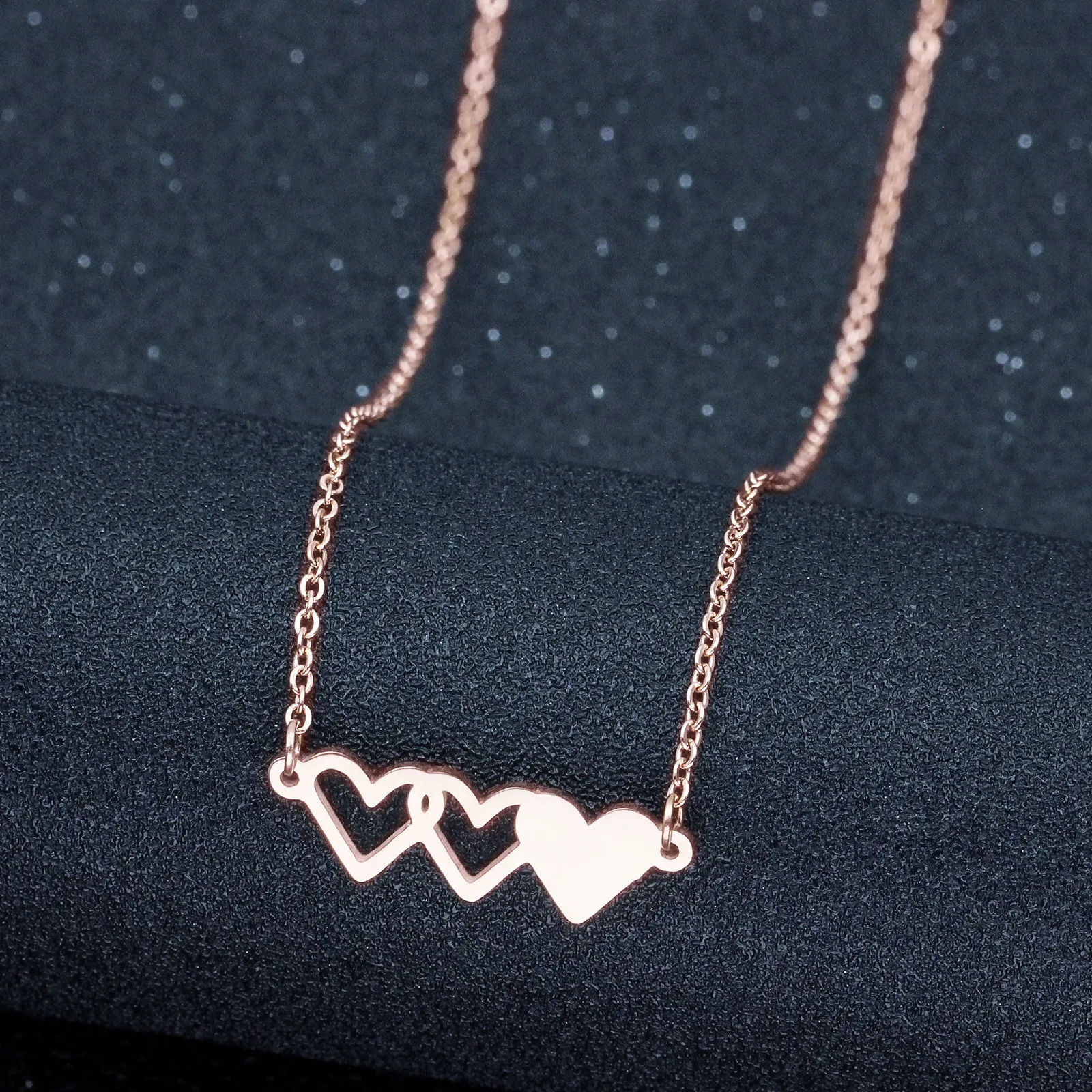 Colar de aço titânio para três irmãs com coração de pêssego. Presente ideal para celebrar laços familiares e o amor entre irmãs. — foto 19