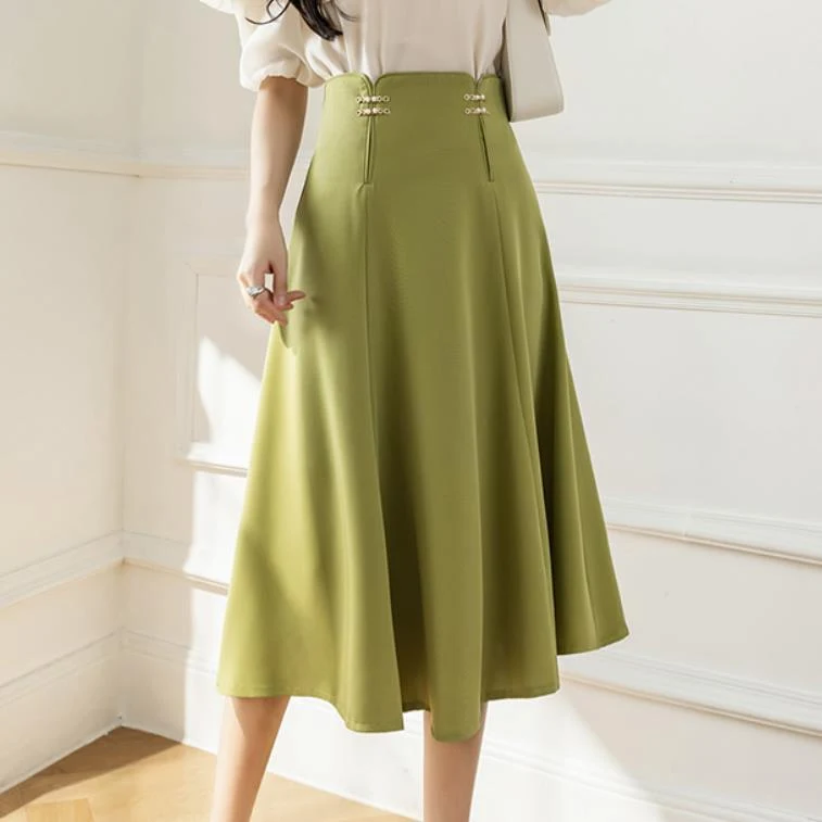 Vestido feminino midi de cintura alta e modelagem justa. Define a silhueta com elegância, perfeito para diversas ocasiões. — foto 3