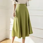 Vestido feminino midi de cintura alta e modelagem justa. Define a silhueta com elegância, perfeito para diversas ocasiões. — foto 3