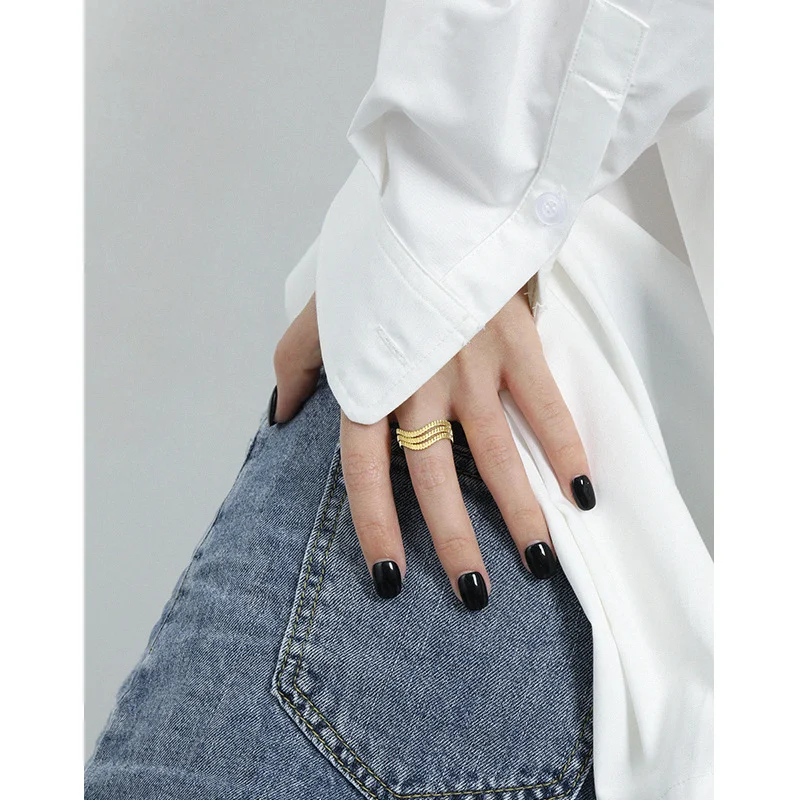 Anel prateado coreano minimalista com design de nicho, textura de engrenagem e versatilidade. Perfeito para looks modernos e elegantes. — foto 6