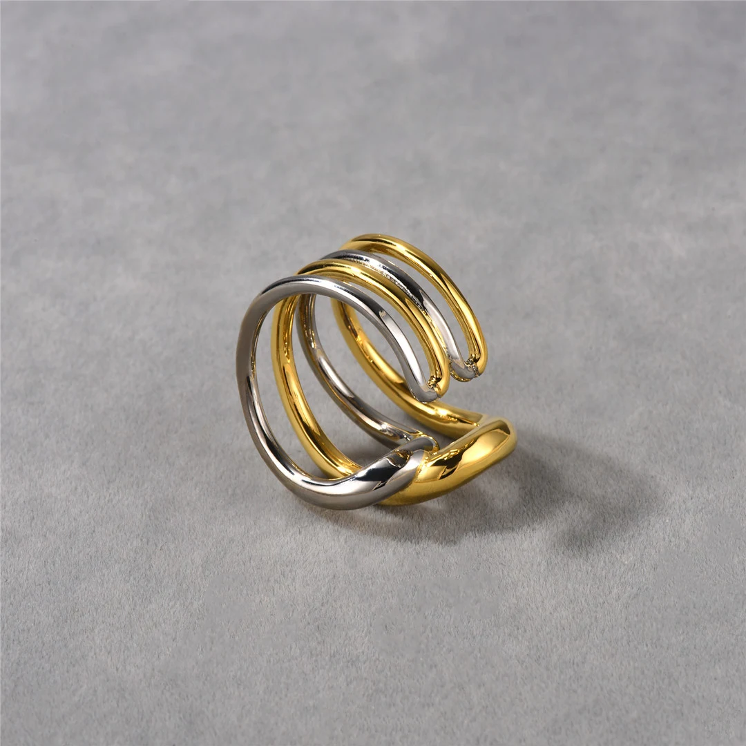 Anel aberto multicamadas com cores contrastantes ouro e prata. Design moderno e sofisticado, perfeito para adicionar um toque de elegância ao seu visual. — foto 2
