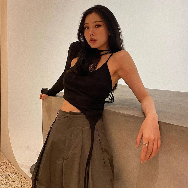 Top feminino com cadarço, gola alta, sem costas, cor sólida, manga unilateral e colete, perfeito para um look moderno e estiloso. — foto 1