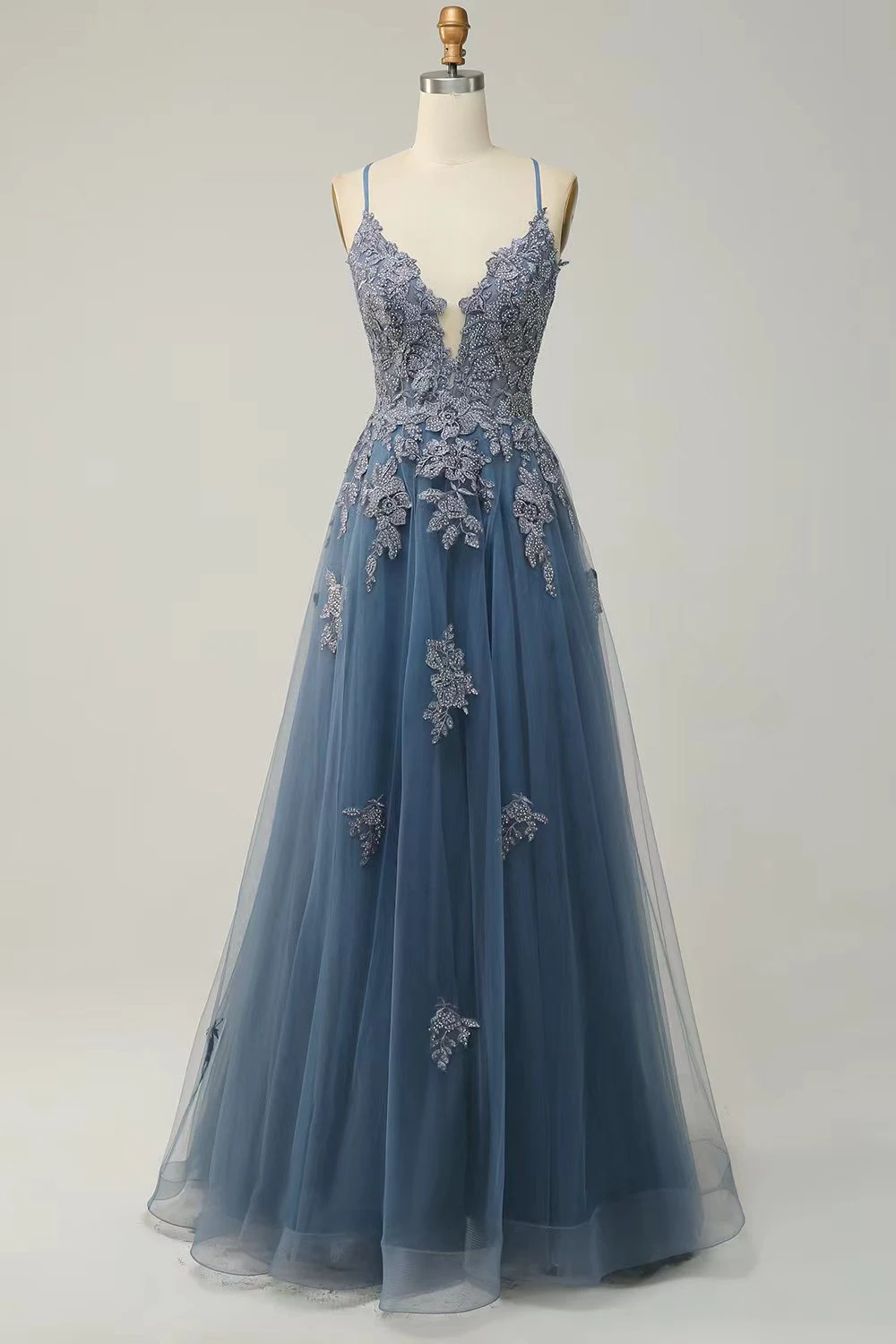 Vestido de noche para mujer, largo y con tirantes, ideal para bailar. Elegancia y comodidad para eventos especiales y noches de baile. — foto 5