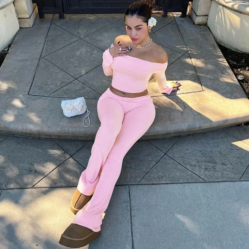 Completo casual da donna, due pezzi, spalle scoperte, maniche lunghe, pantaloni svasati. Perfetto per un look comodo ed elegante, ideale per ogni occasione. — foto 14
